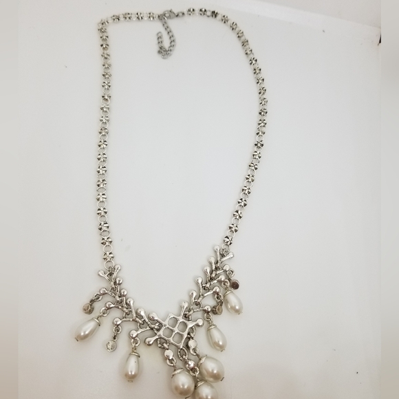 VINTAGE SILVERTONED NECKLACE WITH FAUX DROP PEARLS & GLASS RHINESTONE ACCENTS - Picture 11 of 11